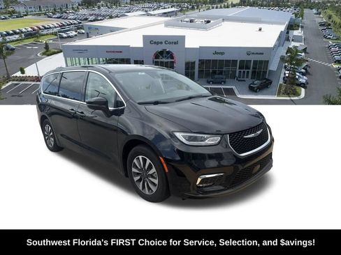 Used 2022 Chrysler Pacifica Touring-L FWD image 2