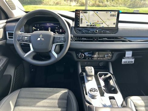 New 2025 Mitsubishi Outlander SE image 16
