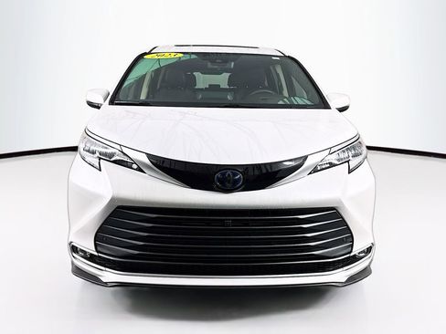 Used 2023 Toyota Sienna Platinum image 2