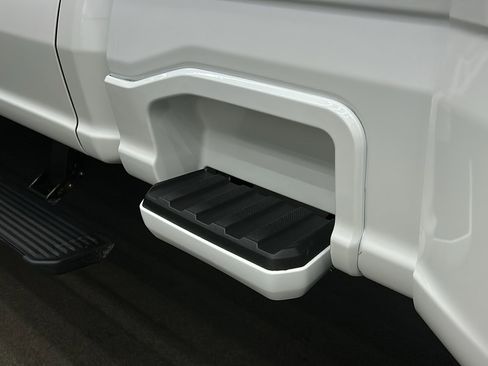 Used 2025 Ford F450 Platinum w/ FX4 Off-Road Package image 16