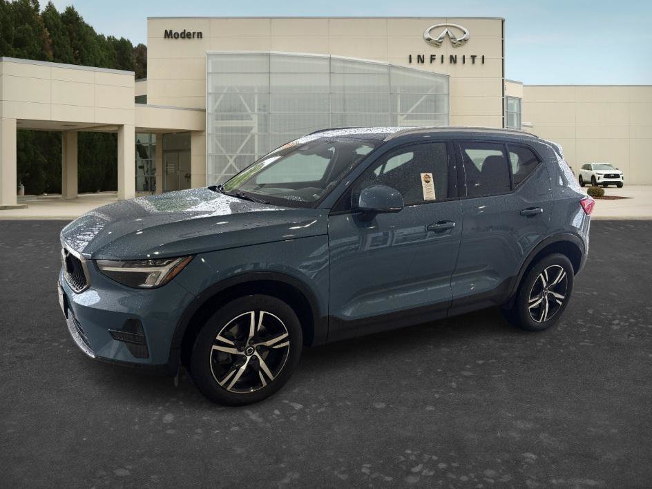 Used 2023 Volvo XC40 B5 Core AWD/4WD image 1