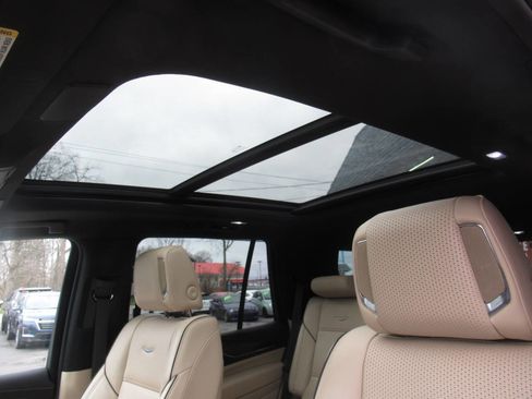 Used 2021 Cadillac Escalade Premium Luxury image 38