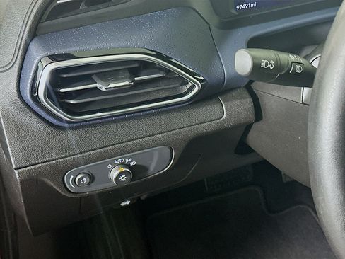 Used 2022 Chevrolet Bolt EUV Premier image 17