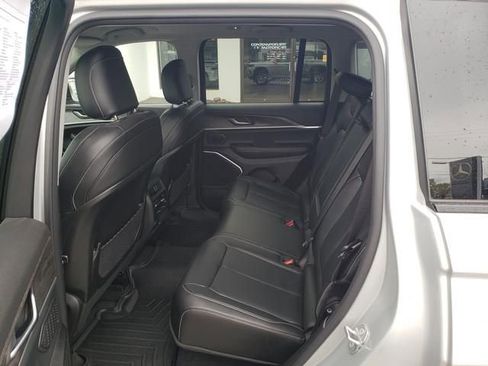 Used 2022 Jeep Grand Cherokee Limited image 12