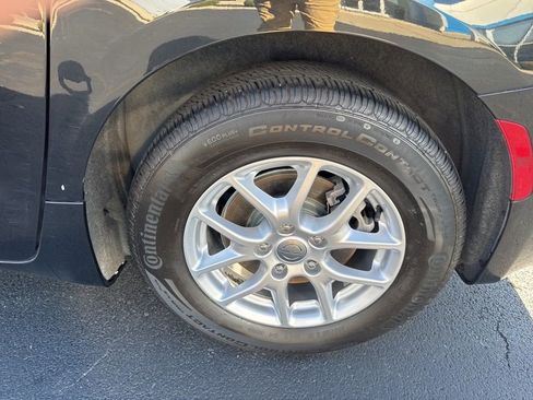 Used 2023 Chrysler Pacifica Touring-L image 28