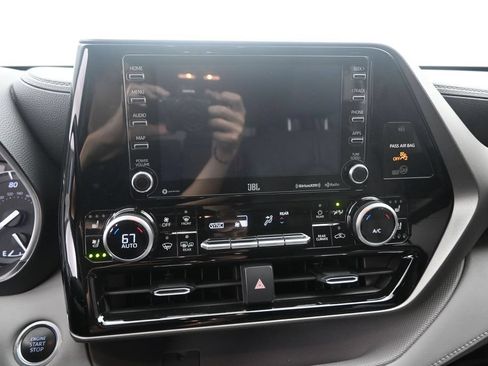 Used 2021 Toyota Highlander Limited FWD image 14