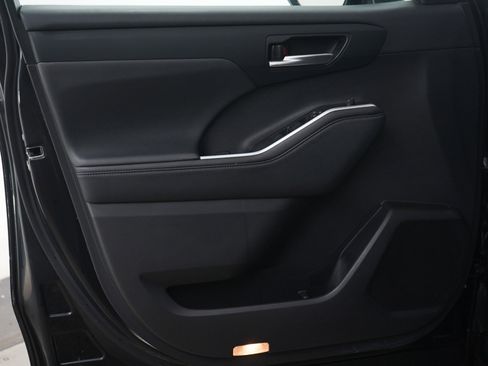 Used 2024 Toyota Highlander XLE image 24