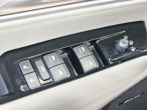 Used 2024 Jeep Wagoneer L Series II RWD image 22