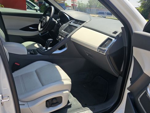 Used 2018 Jaguar E-PACE SE image 32