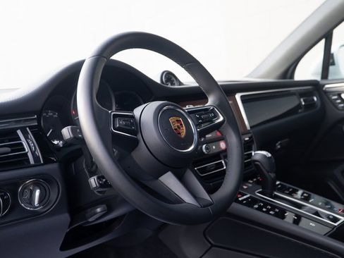 Certified 2025 Porsche Macan S image 4