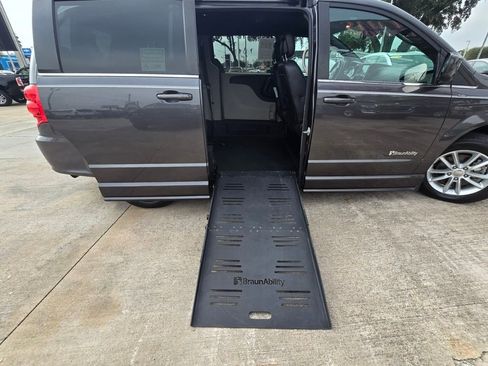 Used 2020 Dodge Grand Caravan SXT image 8