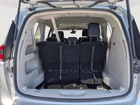 Used 2023 Chrysler Pacifica Touring-L FWD image 13