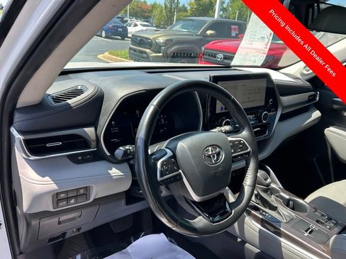Used 2023 Toyota Highlander Limited FWD image 3