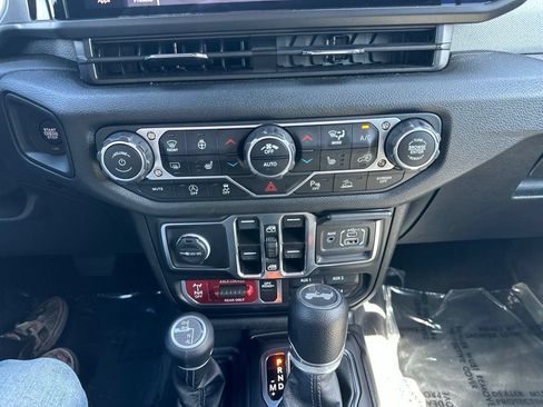 Used 2025 Jeep Wrangler Unlimited Sport AWD/4WD image 34