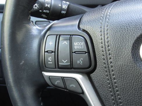 Certified 2019 Toyota Highlander XLE AWD/4WD image 27