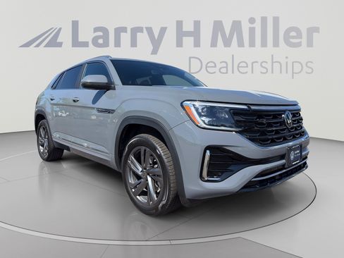 Certified 2024 Volkswagen Atlas Cross Sport SEL R-Line AWD/4WD image 3