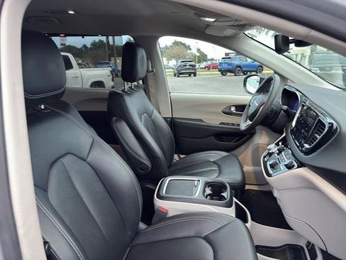 Used 2024 Chrysler Pacifica Touring-L image 9