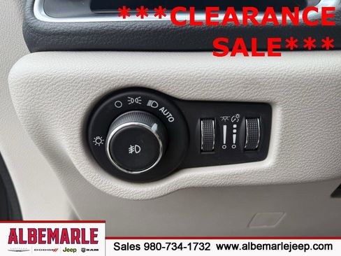 Used 2018 Chrysler Pacifica Limited image 17