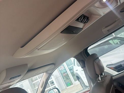 Used 2016 Chrysler Town & Country Touring image 13