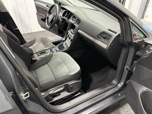 Used 2016 Volkswagen e-Golf SE w/ DC Fast Charging Package image 13