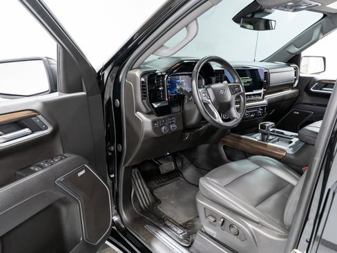 Used 2025 Chevrolet Silverado 1500 RST AWD/4WD image 13