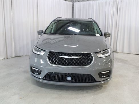 Used 2022 Chrysler Pacifica Touring-L w/ Uconnect Theater Family Group FWD image 37