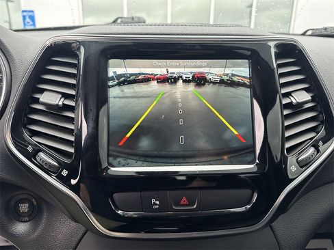 Used 2019 Jeep Cherokee Limited image 17