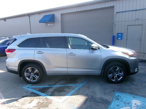 Used 2017 Toyota Highlander Limited Platinum w/ Carpet Mat Package AWD/4WD image 6