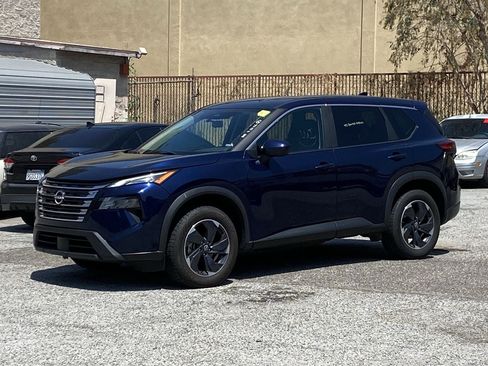 Used 2024 Nissan Rogue SV AWD/4WD image 2