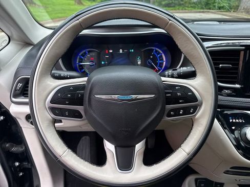 Used 2018 Chrysler Pacifica Limited w/ Advanced Safetytec Group FWD image 15