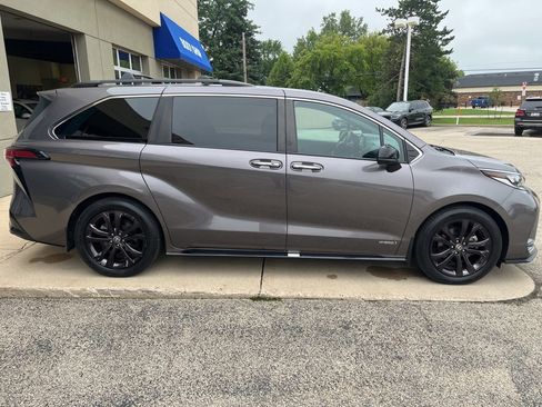 Used 2021 Toyota Sienna XSE w/ XSE Plus Package image 9