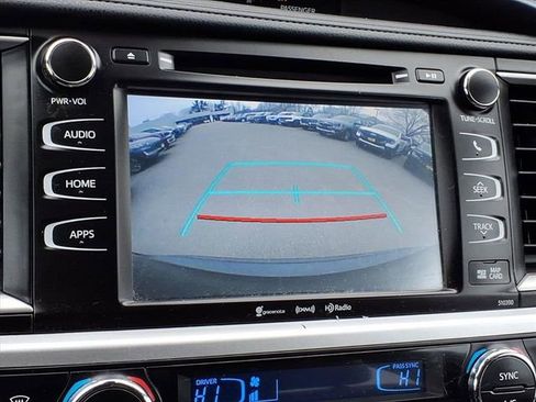 Used 2019 Toyota Highlander XLE image 21