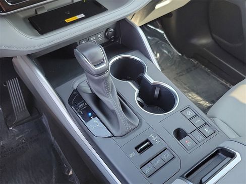 Used 2024 Toyota Highlander XLE image 11