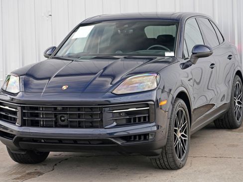 Used 2024 Porsche Cayenne w/ Technology Package image 50