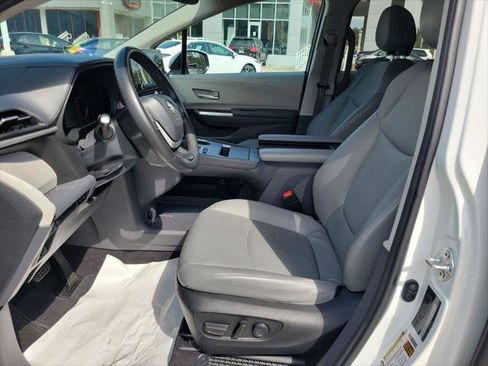 Certified 2023 Toyota Sienna XLE FWD image 14