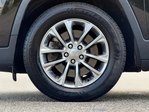 Used 2019 Jeep Cherokee Latitude Plus FWD image 30