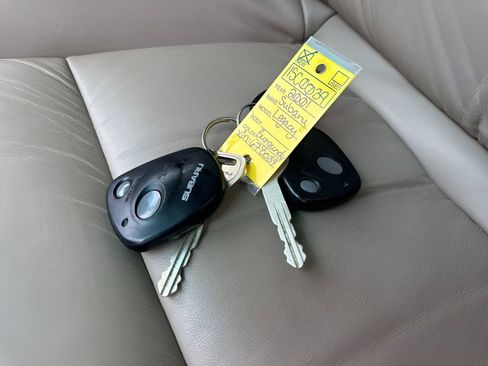 Used 2001 Subaru Outback Limited image 30