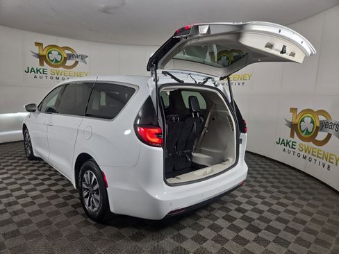 Used 2022 Chrysler Pacifica Touring-L image 32