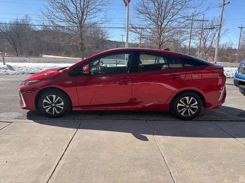Used 2018 Toyota Prius Prime Premium image 4