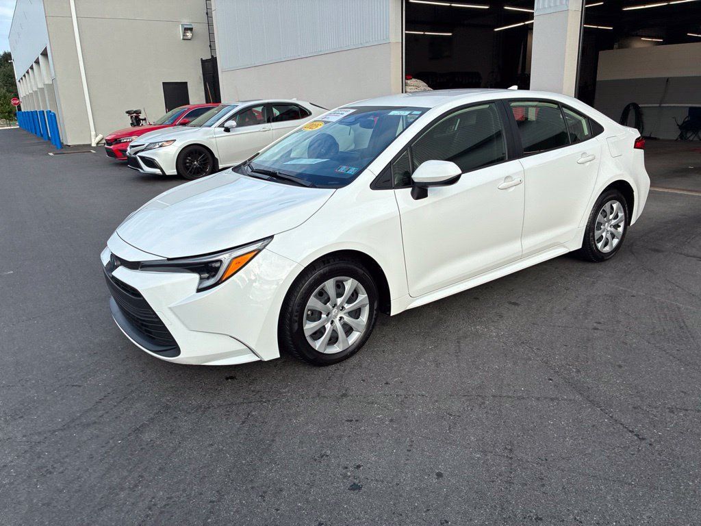 Used 2025 Toyota Corolla LE FWD image 18