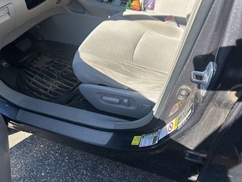 Used 2011 Toyota Highlander 4WD w/ Tech Pkg image 7