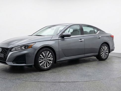 Used 2025 Nissan Altima 2.5 SV FWD image 3