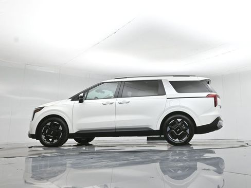 Used 2025 Kia Carnival EX image 48