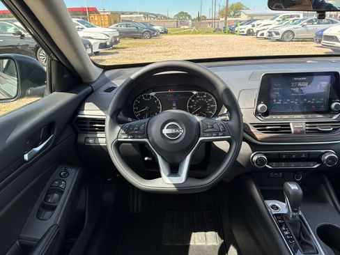 Used 2025 Nissan Altima 2.5 SV FWD image 28