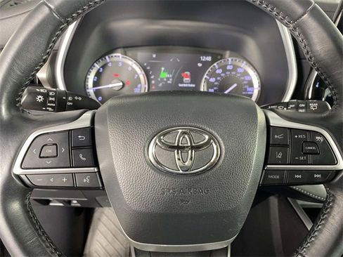 Used 2022 Toyota Highlander XLE image 17
