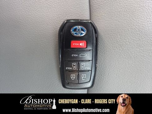 Used 2025 Toyota Sienna XLE FWD image 18