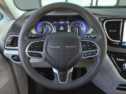 Used 2024 Chrysler Pacifica Touring-L image 21