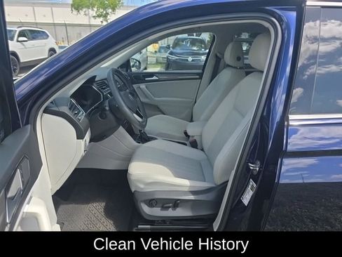 Used 2024 Volkswagen Tiguan SE w/ Panoramic Sunroof Package image 4