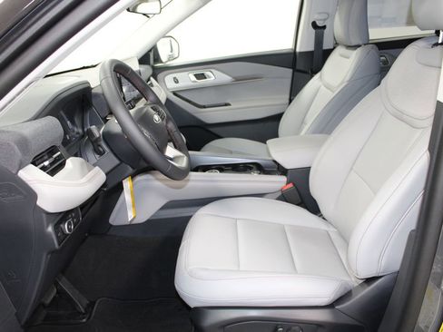 New 2026 Ford Explorer Active RWD image 18
