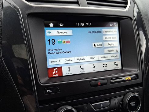 Used 2018 Ford Explorer XLT w/ Equipment Group 202A AWD/4WD image 18